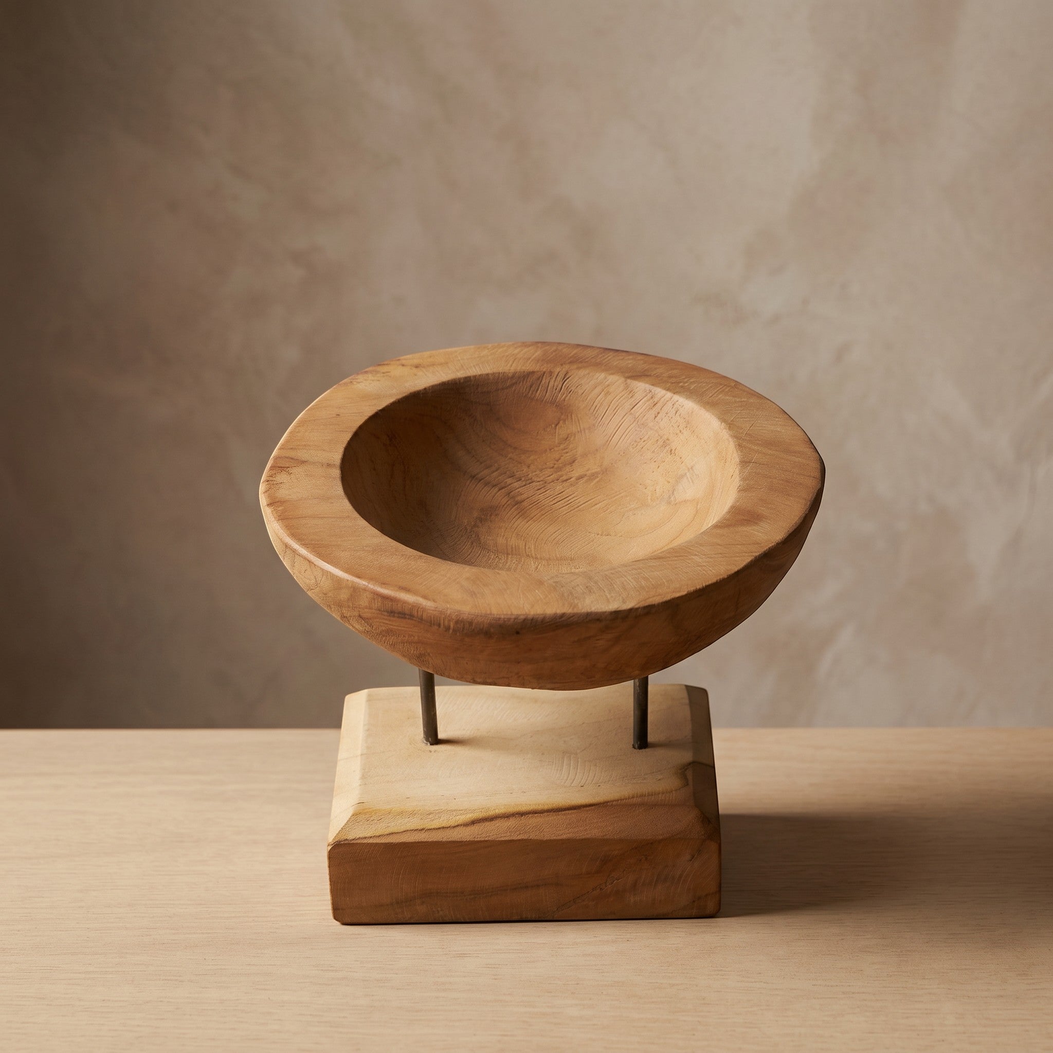 Nour Home el yapımı teak ağacı kase, doğal ahşap dokusu ve modern standı ile şık bir dekoratif obje.