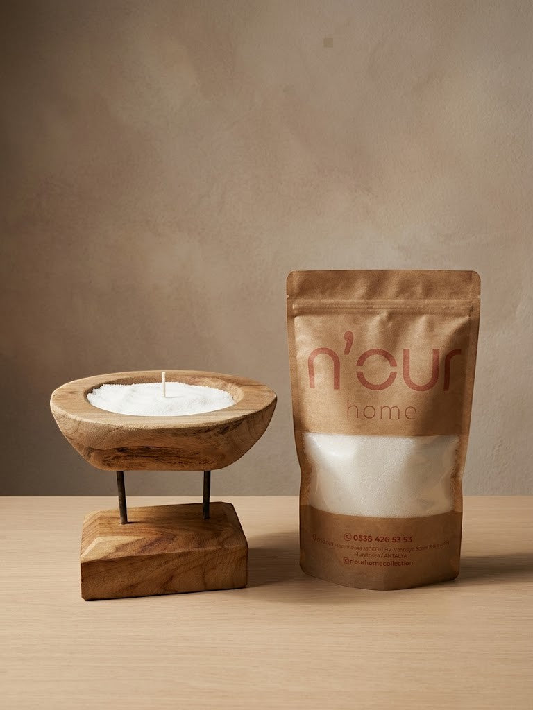 Nour Home el yapımı teak ağacı kase ve 250 gr toz mum seti, minimalist dekoratif ahşap sunum ve aydınlatma ürünü.