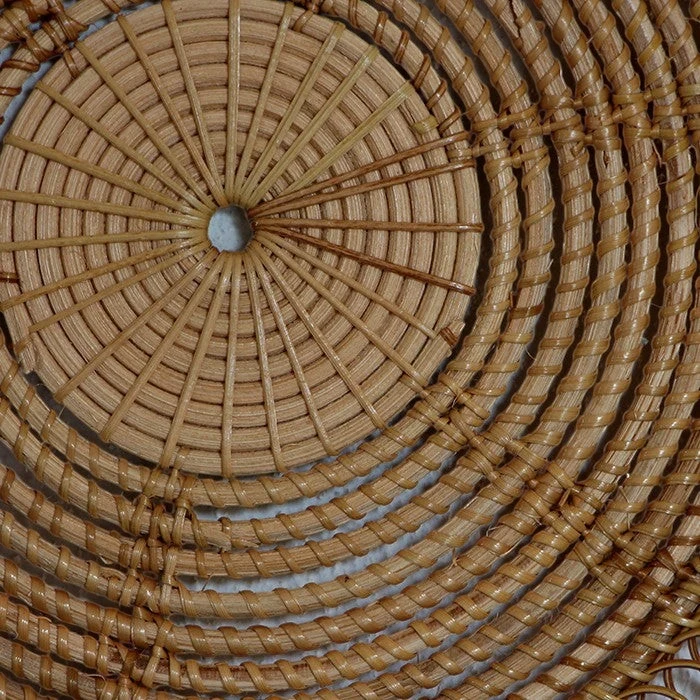 Nour Home marka, el örgüsü doğal rattan liflerinden üretilmiş, 35 cm çapında yuvarlak bohem supla ve duvar dekoru.