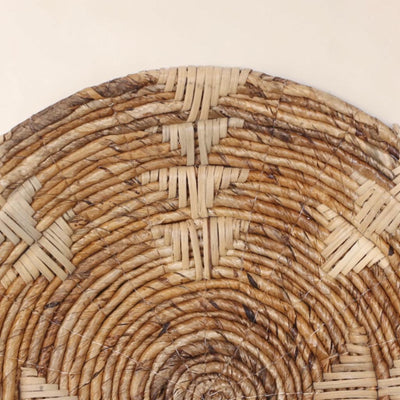 Nour Home el yapımı, geometrik desenli, doğal liflerden dokunmuş rustik hasır duvar tabağı dekoru.