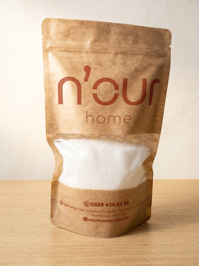 Nour Home marka 250 gr kahve kokulu toz mum, şık kraft paketinde, ev dekorasyonu için ideal.