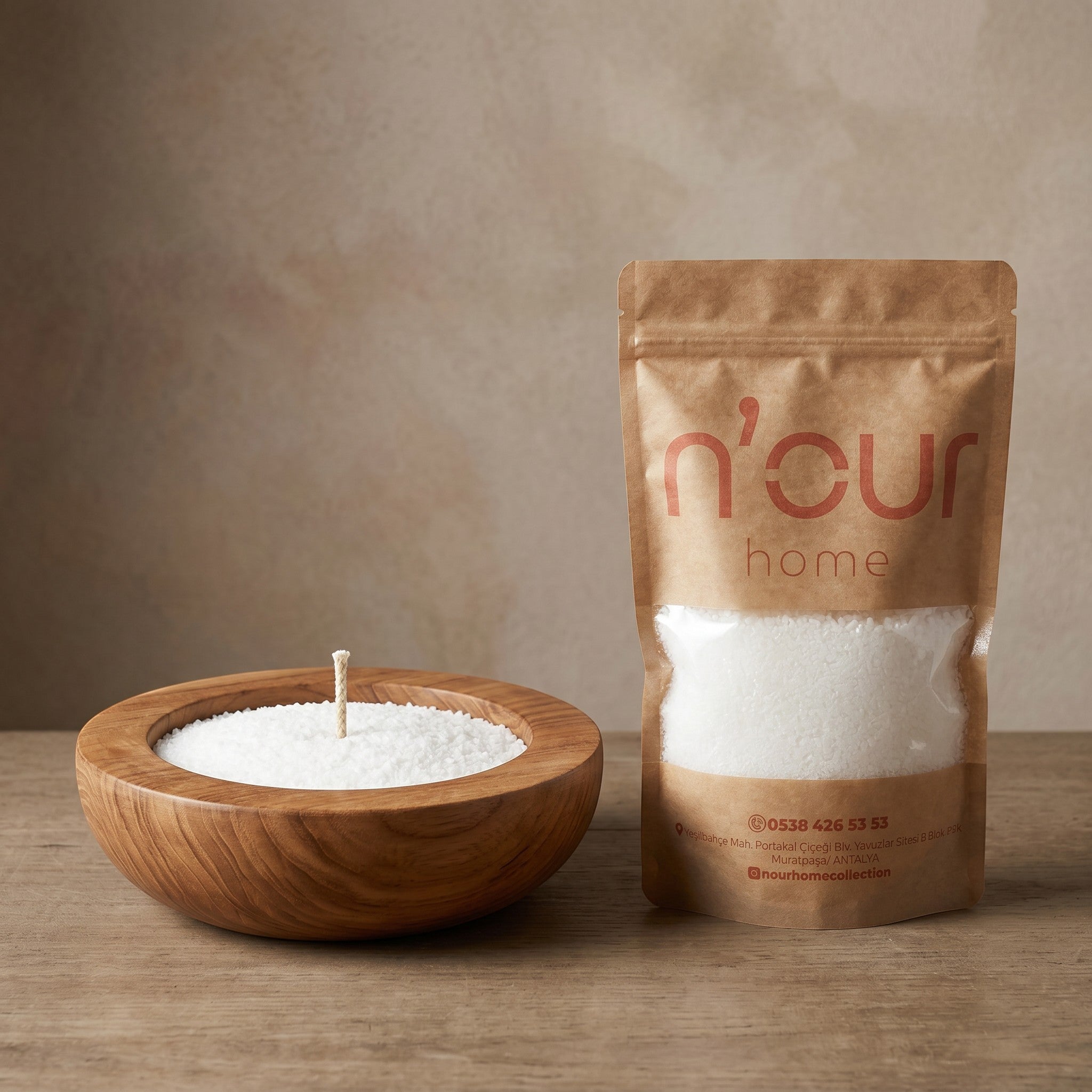 Nour Home kahve kokulu 250 gr toz mum, ahşap kase içinde ve şık kraft paketinde sunuluyor.