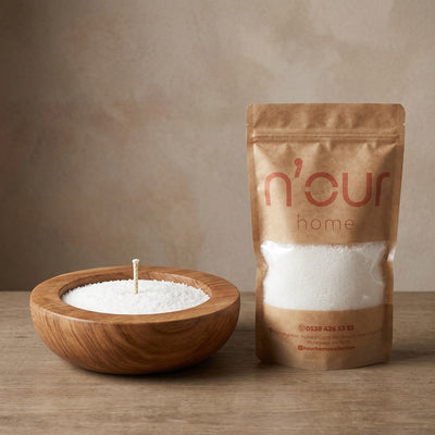 Nour Home kahve kokulu 250 gr toz mum, ahşap kase içinde ve şık kraft paketinde sunuluyor.