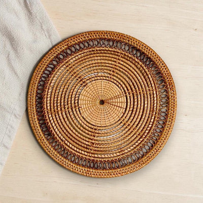 Nour Home 35 cm çapında, doğal rattan liflerinden el örgüsü ile üretilmiş yuvarlak supla ve duvar dekoru.
